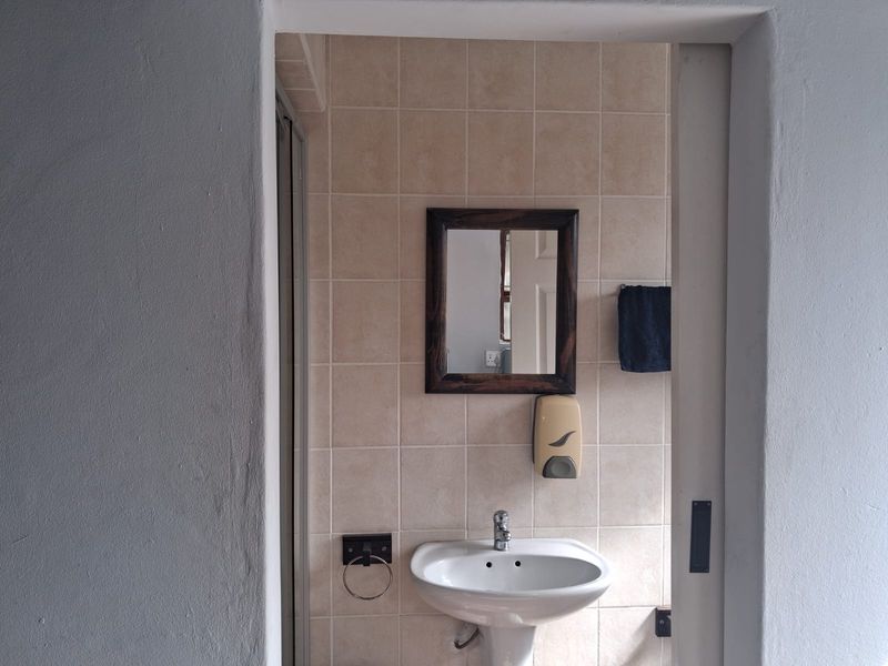 Unit 2 - Furnished Bachelor Apartment in Exclusive Gonubie North Establishment - Photo 9