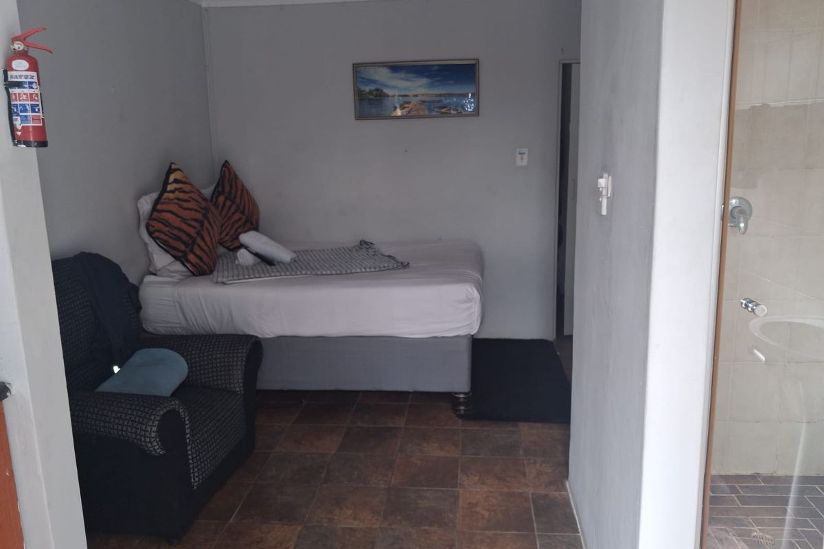 Unit 2 - Furnished Bachelor Apartment in Exclusive Gonubie North Establishment - Photo 2