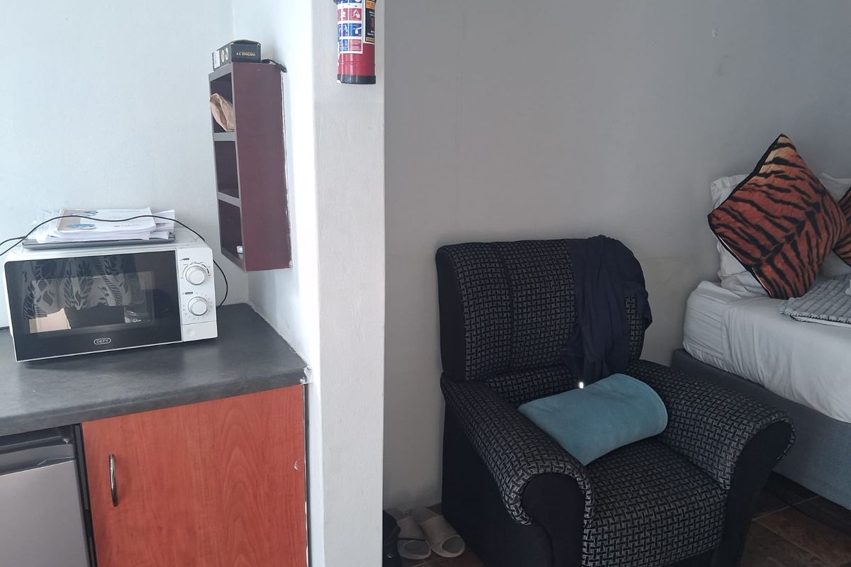 Unit 2 - Furnished Bachelor Apartment in Exclusive Gonubie North Establishment - Photo 5