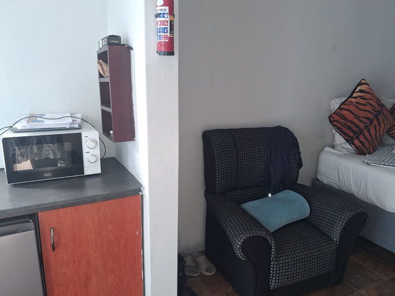 Unit 2 - Furnished Bachelor Apartment in Exclusive Gonubie North Establishment - Photo 5