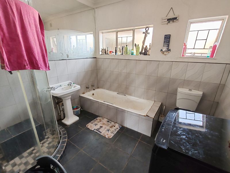 3 Spacious bedrooms House with a Separate flatlet - Photo 6