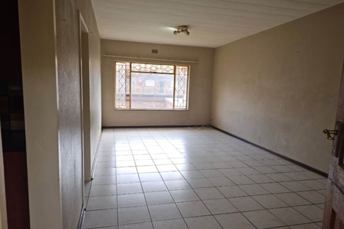 Charming Upstairs 2-Bedroom Unit in Secure Complex - Photo 5