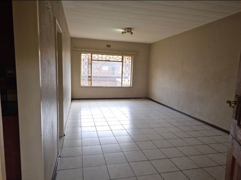 Charming Upstairs 2-Bedroom Unit in Secure Complex - Photo 5