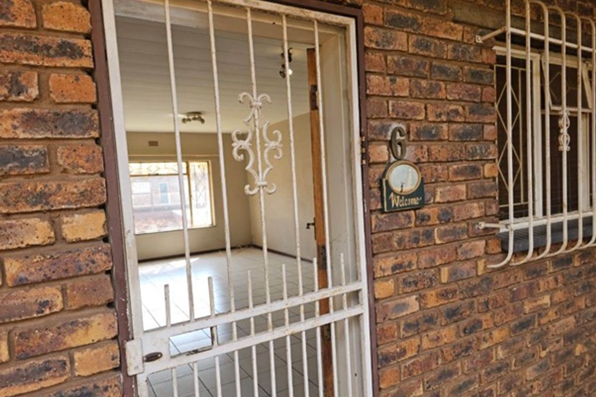 Charming Upstairs 2-Bedroom Unit in Secure Complex - Photo 4