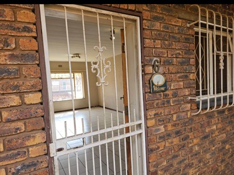 Charming Upstairs 2-Bedroom Unit in Secure Complex - Photo 4