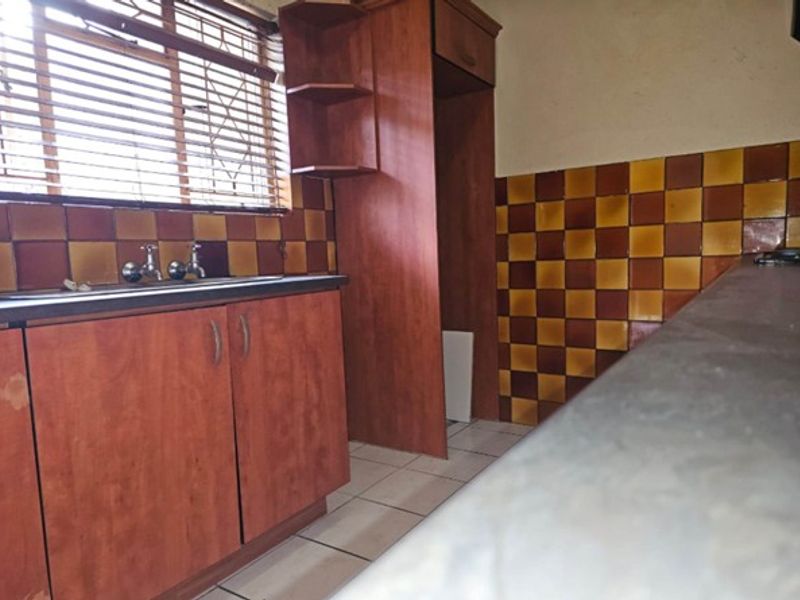 Charming Upstairs 2-Bedroom Unit in Secure Complex - Photo 9