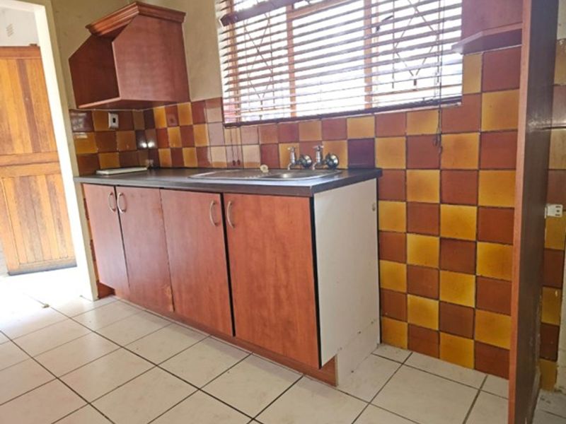 Charming Upstairs 2-Bedroom Unit in Secure Complex - Photo 10