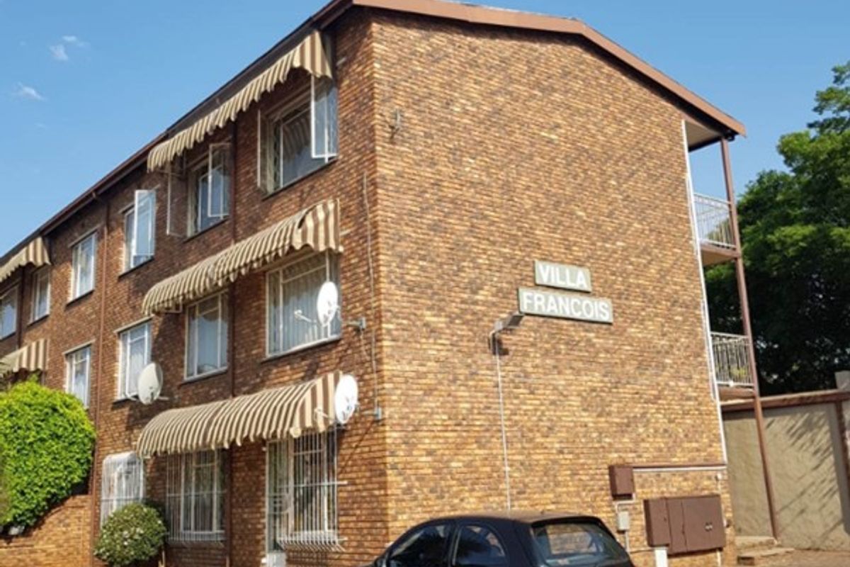 Charming Upstairs 2-Bedroom Unit in Secure Complex - Photo 2