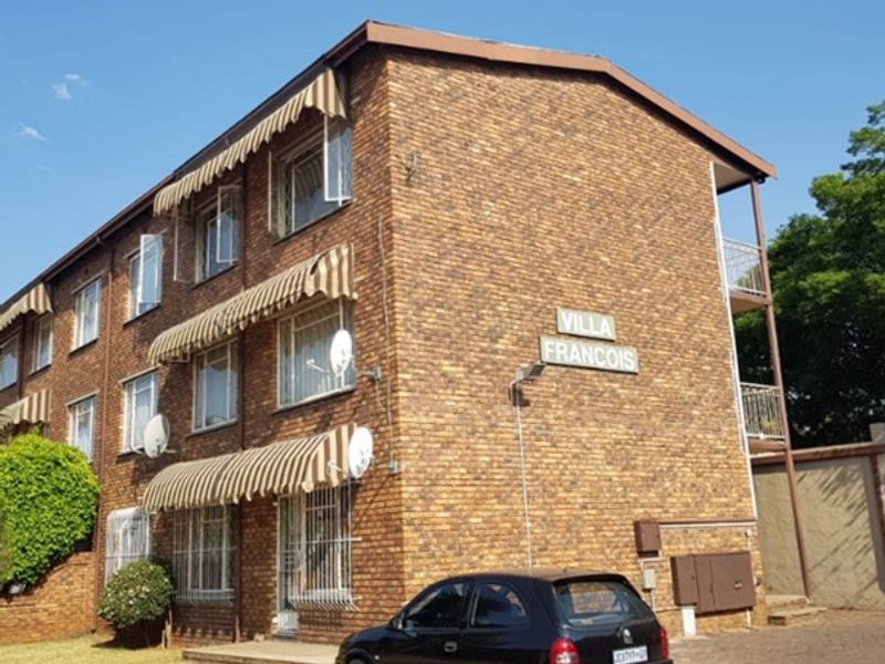 Charming Upstairs 2-Bedroom Unit in Secure Complex - Photo 2