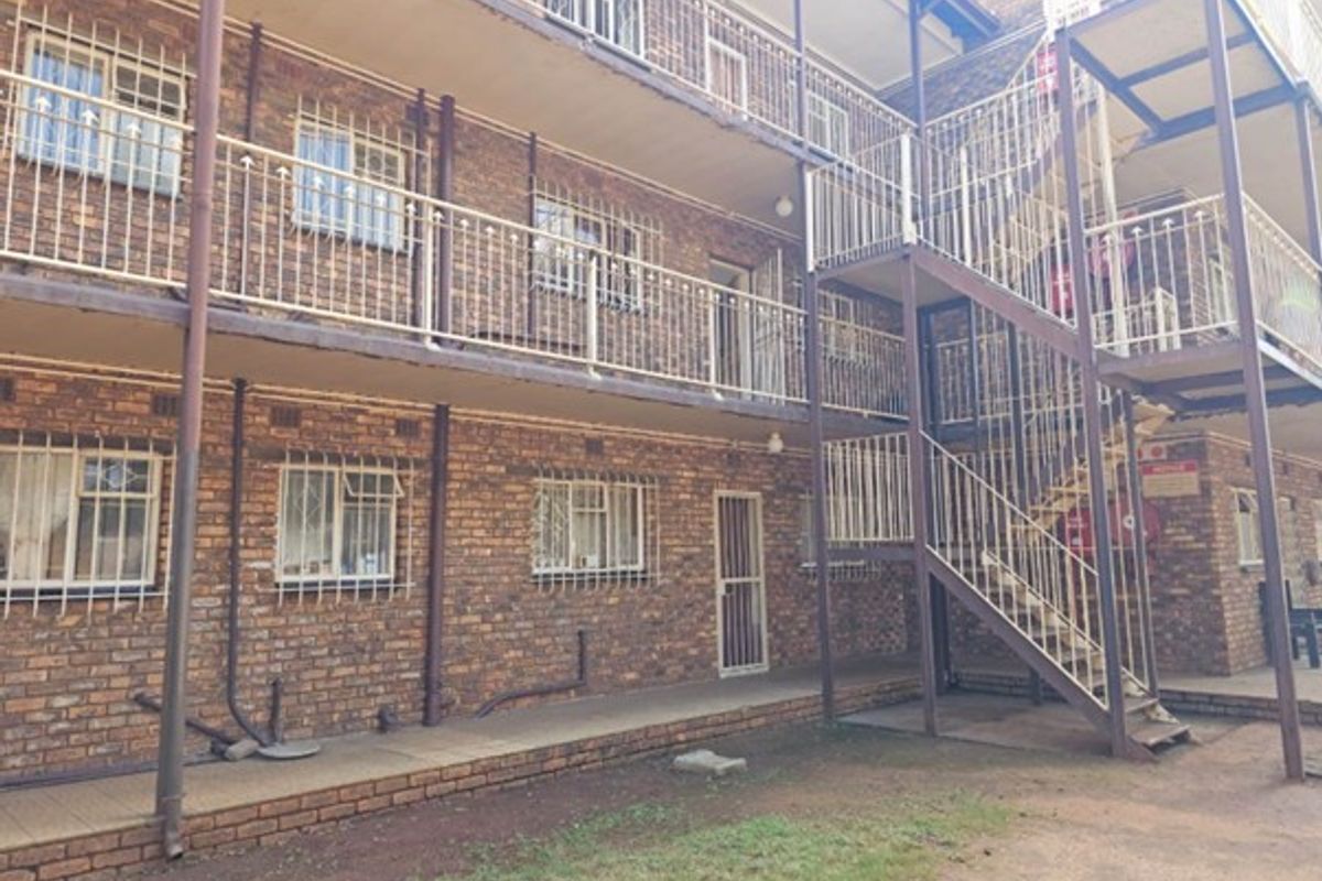 Charming Upstairs 2-Bedroom Unit in Secure Complex - Photo 3