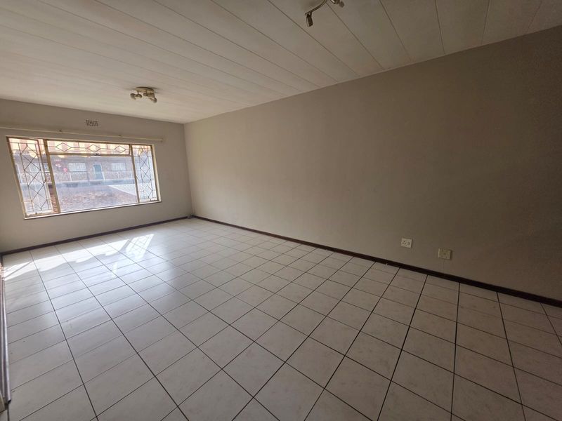 Charming Upstairs 2-Bedroom Unit in Secure Complex - Photo 4