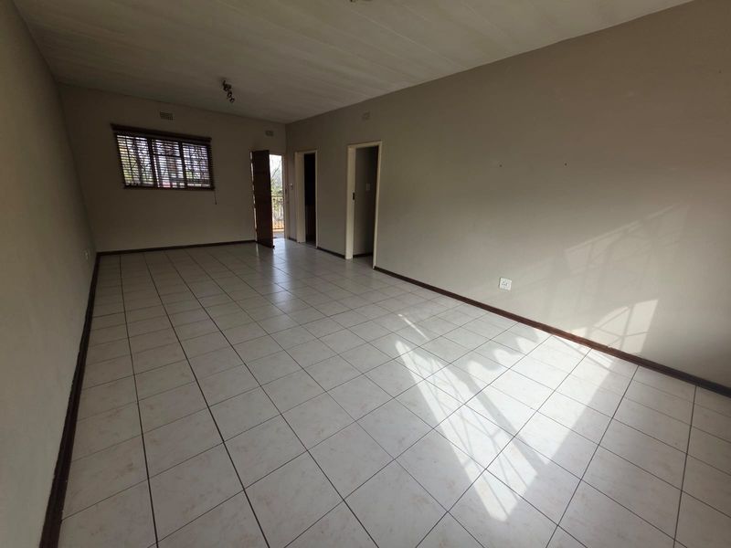 Charming Upstairs 2-Bedroom Unit in Secure Complex - Photo 3