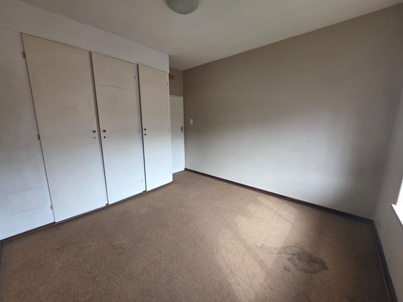 Charming Upstairs 2-Bedroom Unit in Secure Complex - Photo 10