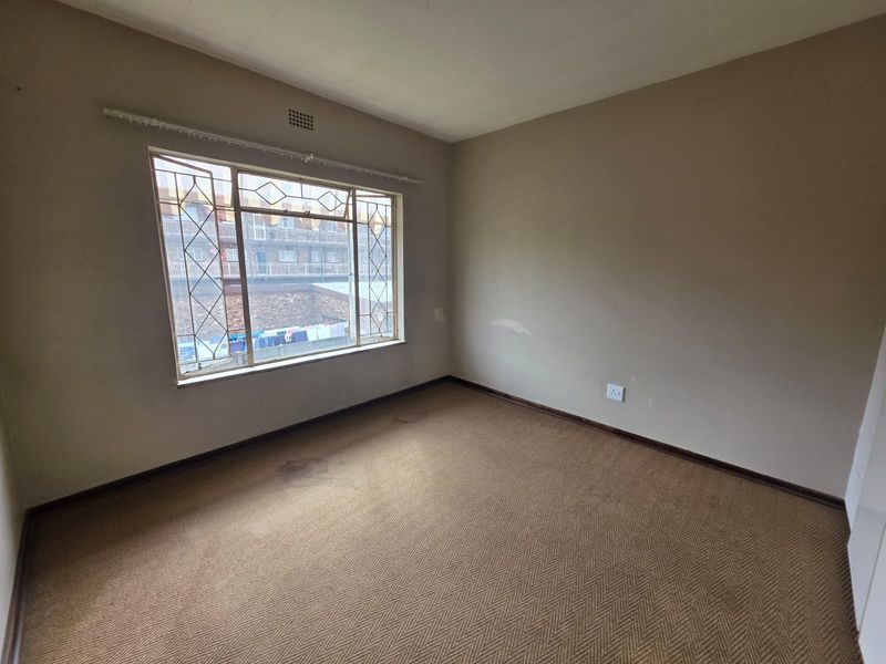 Charming Upstairs 2-Bedroom Unit in Secure Complex - Photo 9