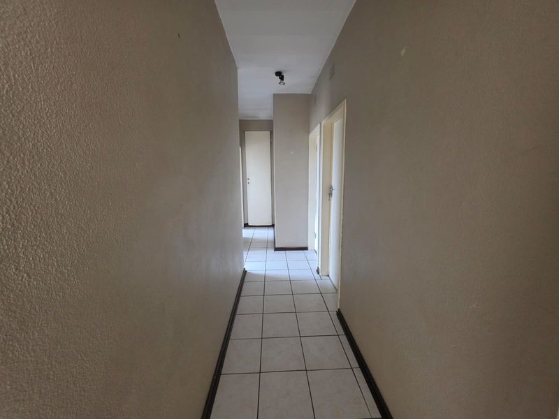 Charming Upstairs 2-Bedroom Unit in Secure Complex - Photo 8