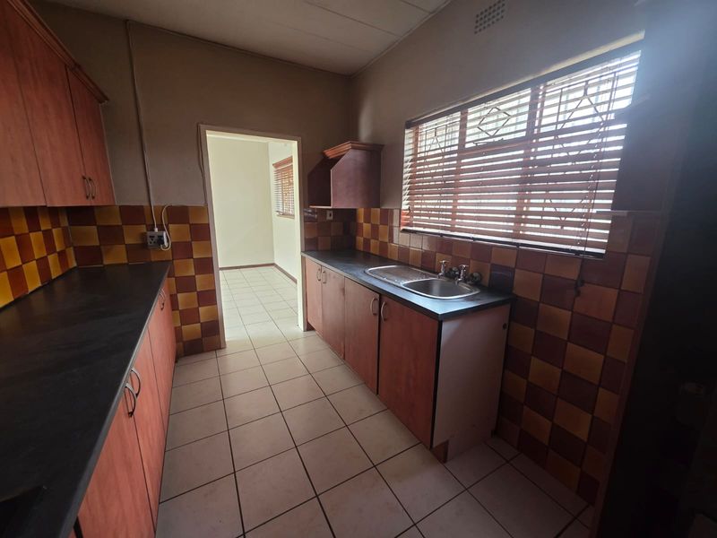 Charming Upstairs 2-Bedroom Unit in Secure Complex - Photo 7
