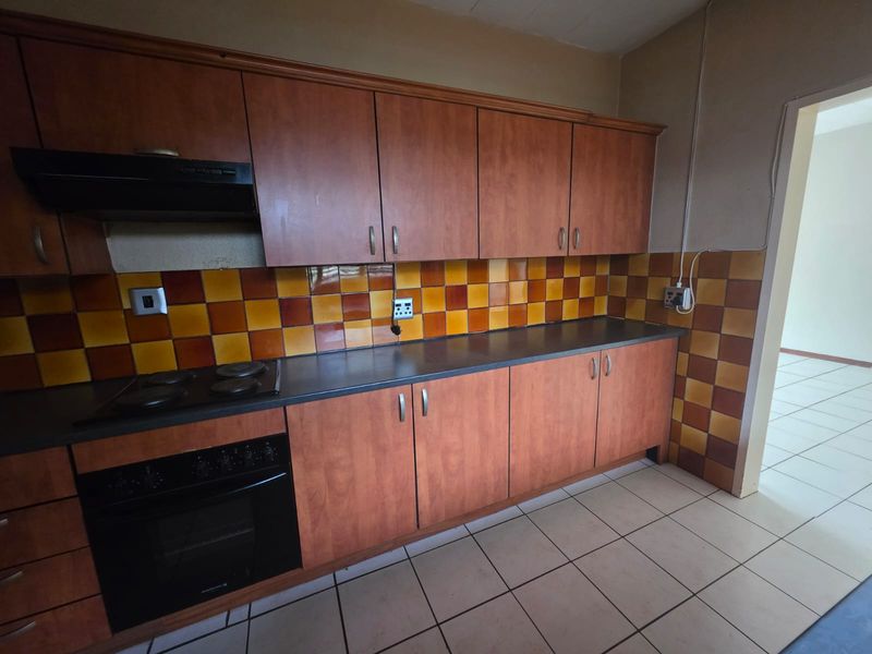 Charming Upstairs 2-Bedroom Unit in Secure Complex - Photo 6