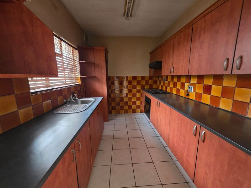 Charming Upstairs 2-Bedroom Unit in Secure Complex - Photo 5