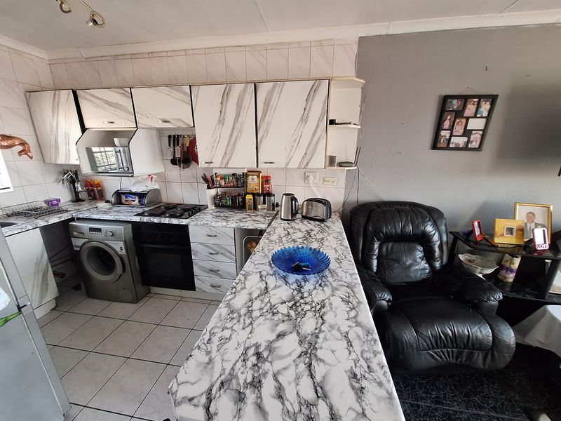 Charming 2-Bedroom Apartment with Balcony in Secure Lifestyle Complex - Photo 4