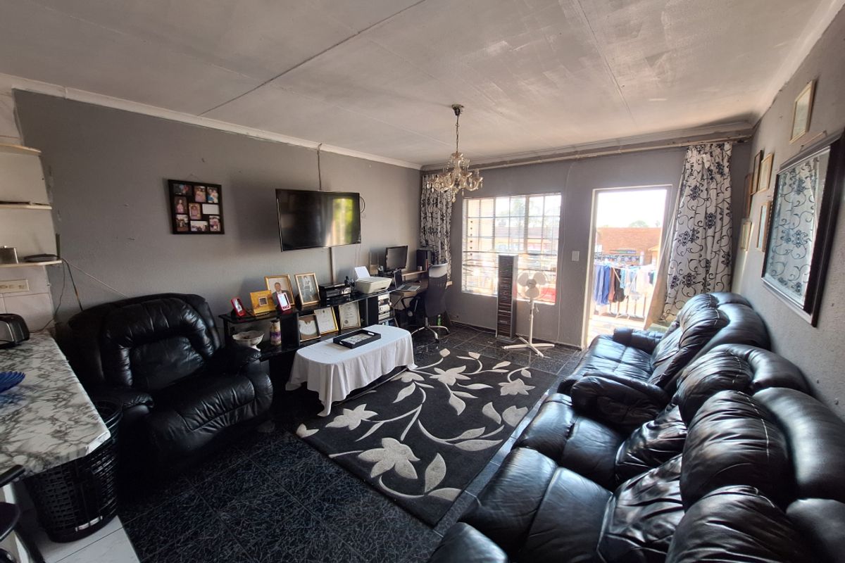 Charming 2-Bedroom Apartment with Balcony in Secure Lifestyle Complex - Photo 2