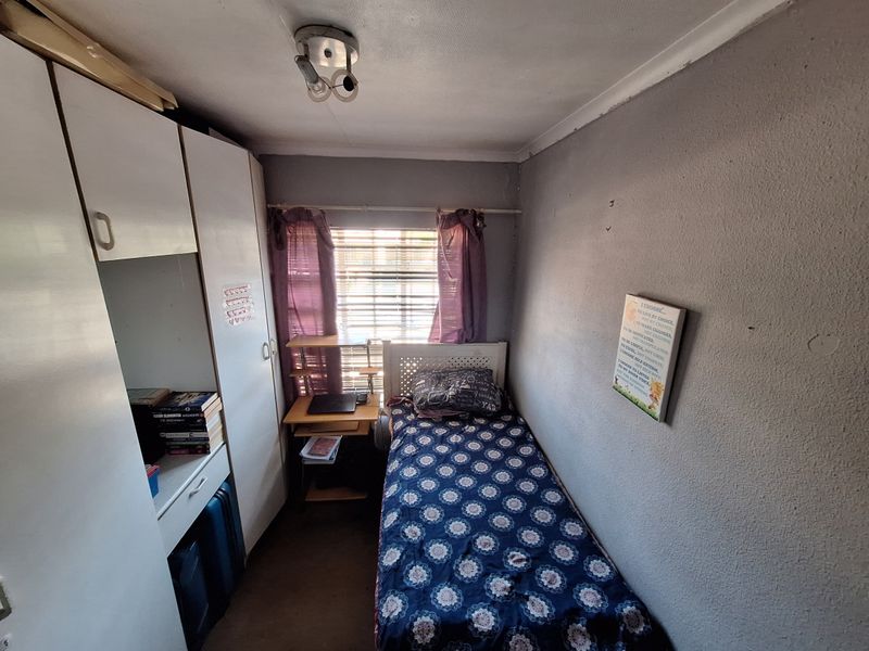 Charming 2-Bedroom Apartment with Balcony in Secure Lifestyle Complex - Photo 8