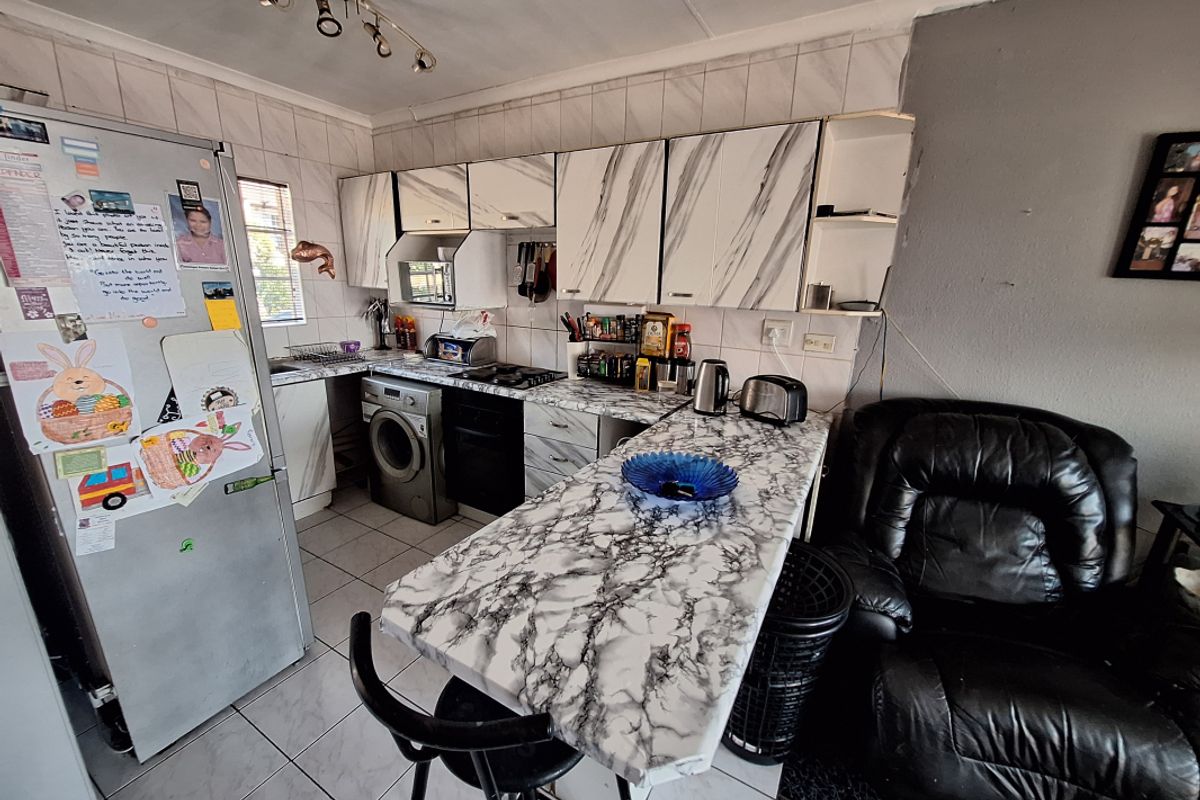 Charming 2-Bedroom Apartment with Balcony in Secure Lifestyle Complex - Photo 5