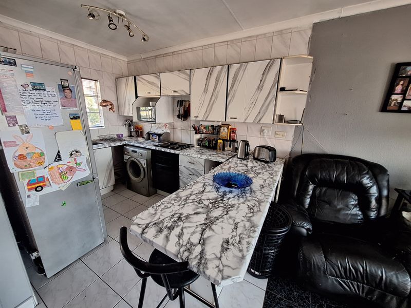 Charming 2-Bedroom Apartment with Balcony in Secure Lifestyle Complex - Photo 5