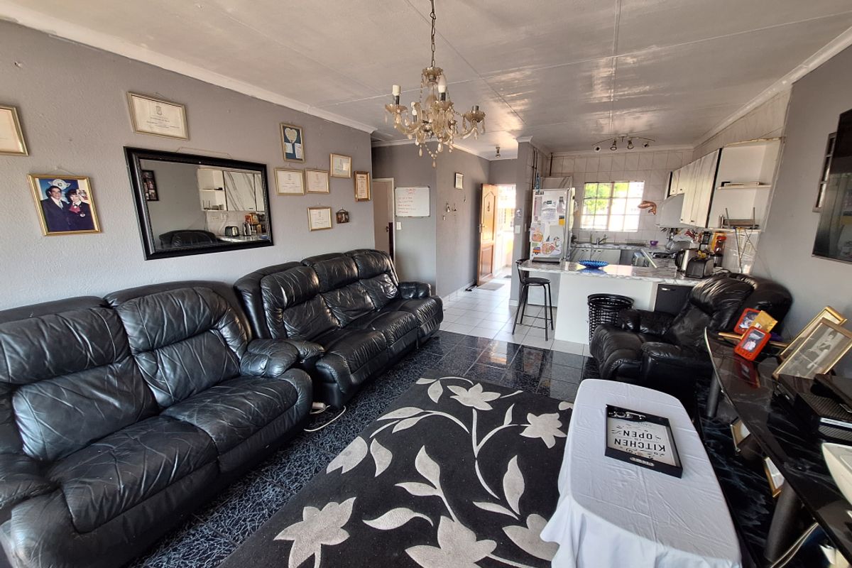 Charming 2-Bedroom Apartment with Balcony in Secure Lifestyle Complex - Photo 3