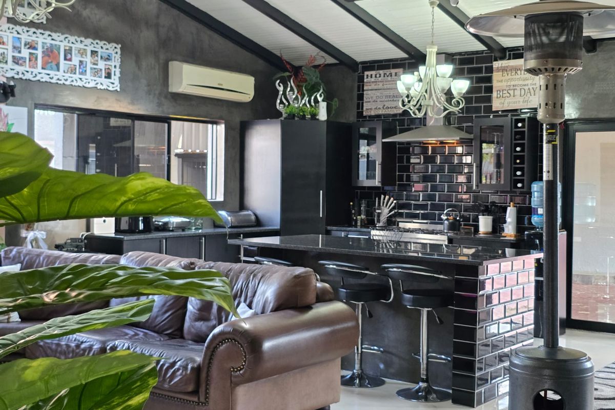 5 Bedroom House for Sale in Raceview - Photo 2