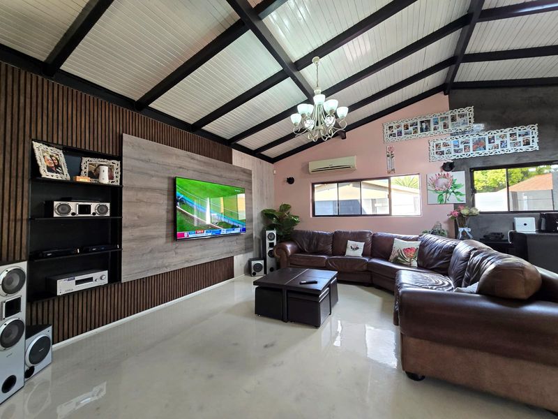 5 Bedroom House for Sale in Raceview - Photo 3