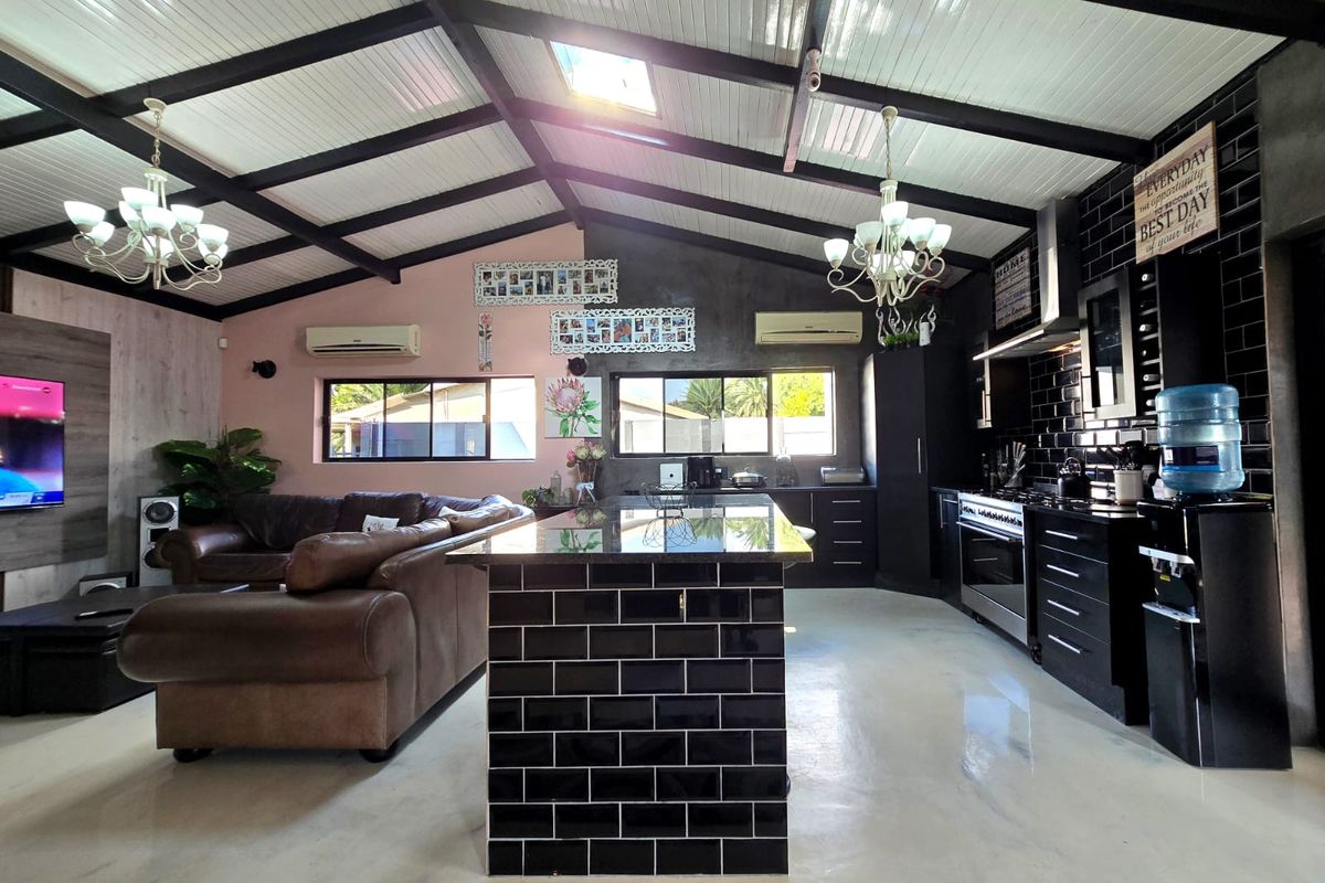 5 Bedroom House for Sale in Raceview - Photo 4