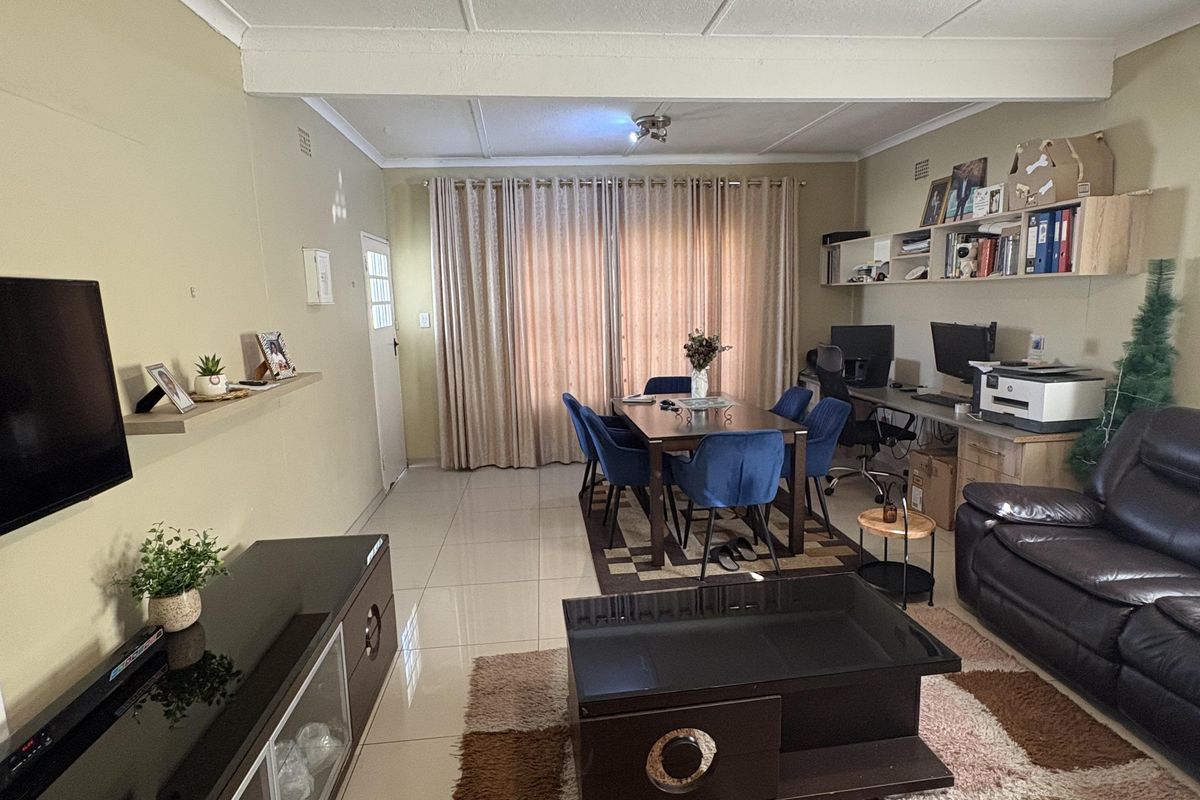 Property in a small complex for rent - Photo 3