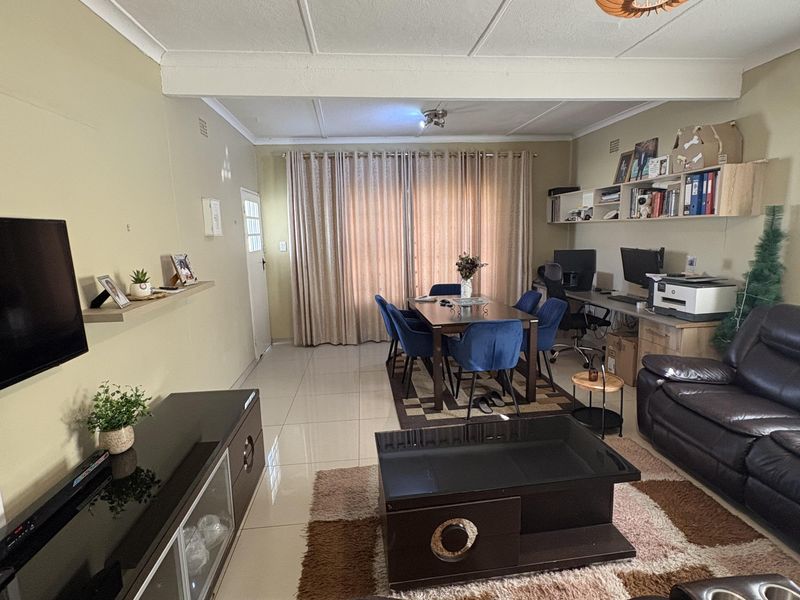 Property in a small complex for rent - Photo 3