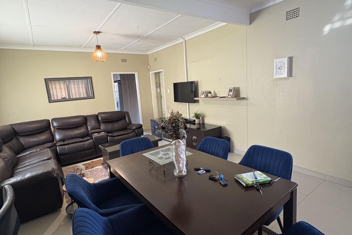 Property in a small complex for rent - Photo 2