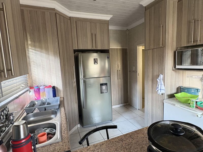 Property in a small complex for rent - Photo 4