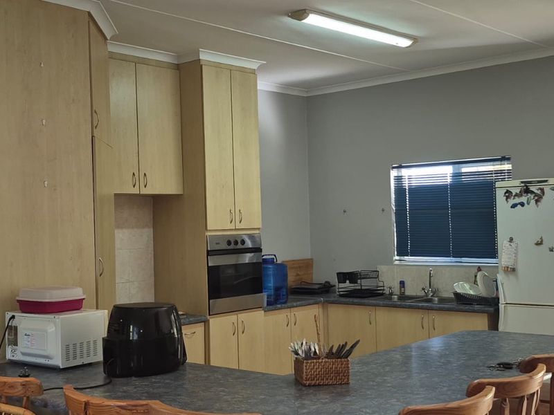 4 bedroom Family haven with modern living, situated in the heart of Cosy Corner. - Photo 10