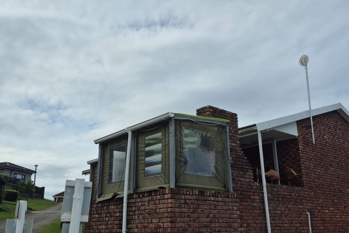 4 bedroom Family haven with modern living, situated in the heart of Cosy Corner. - Photo 3