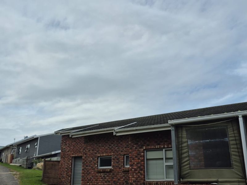 4 bedroom Family haven with modern living, situated in the heart of Cosy Corner. - Photo 8