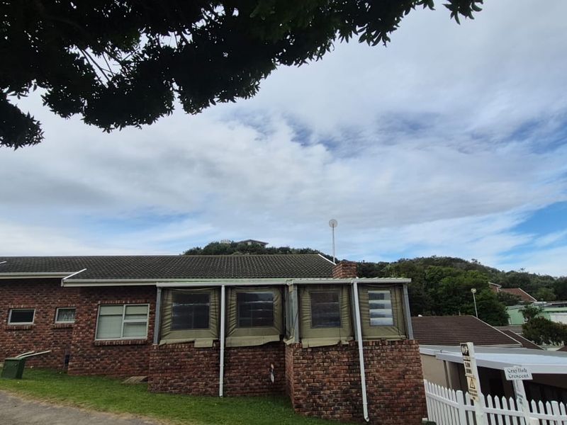 4 bedroom Family haven with modern living, situated in the heart of Cosy Corner. - Photo 6