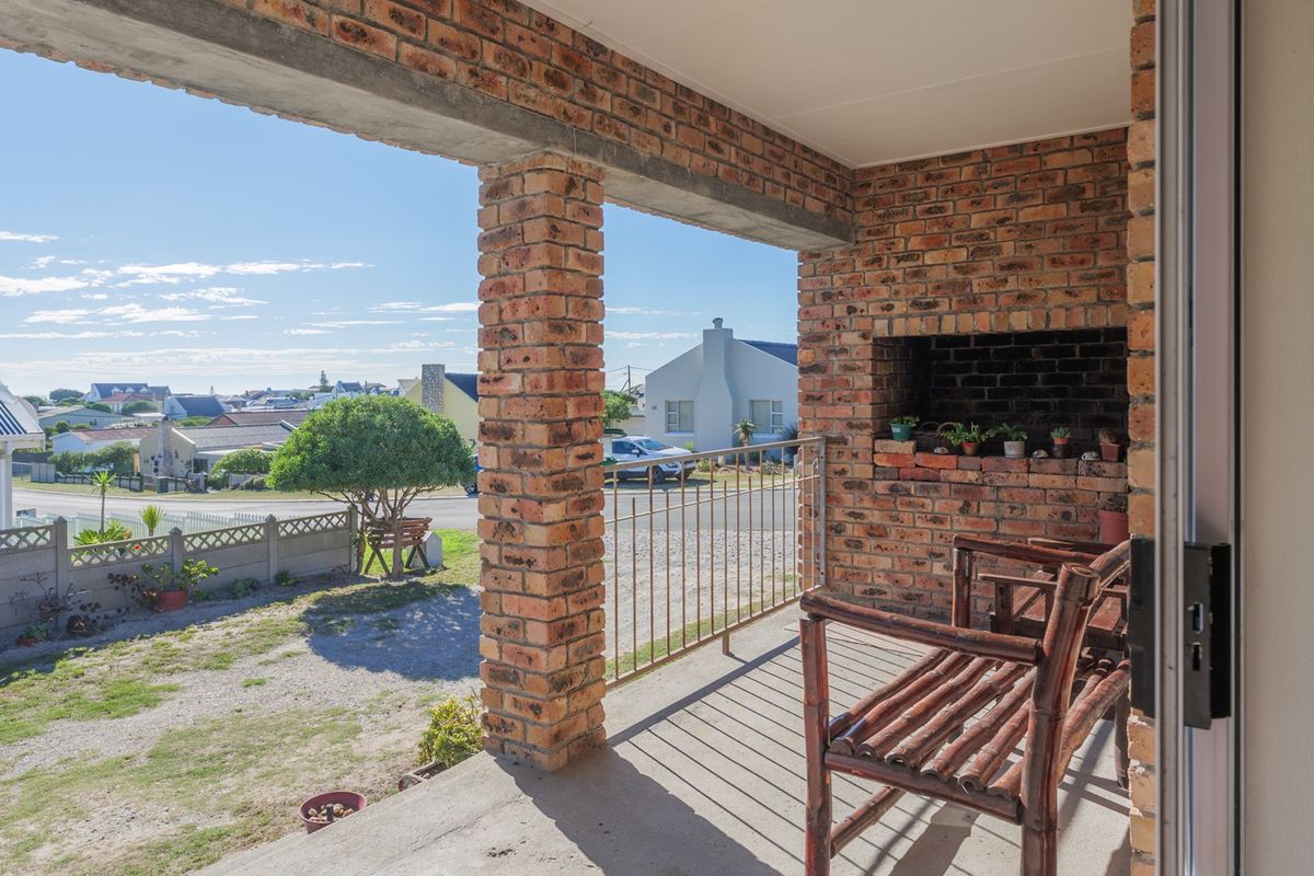 Coastal Comfort Meets Effortless Living in Struisbaai - Photo 5