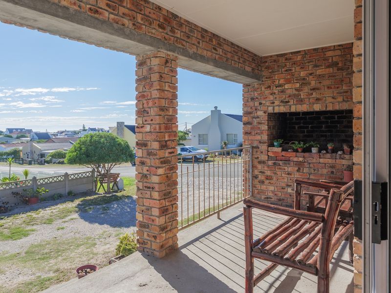 Coastal Comfort Meets Effortless Living in Struisbaai - Photo 5