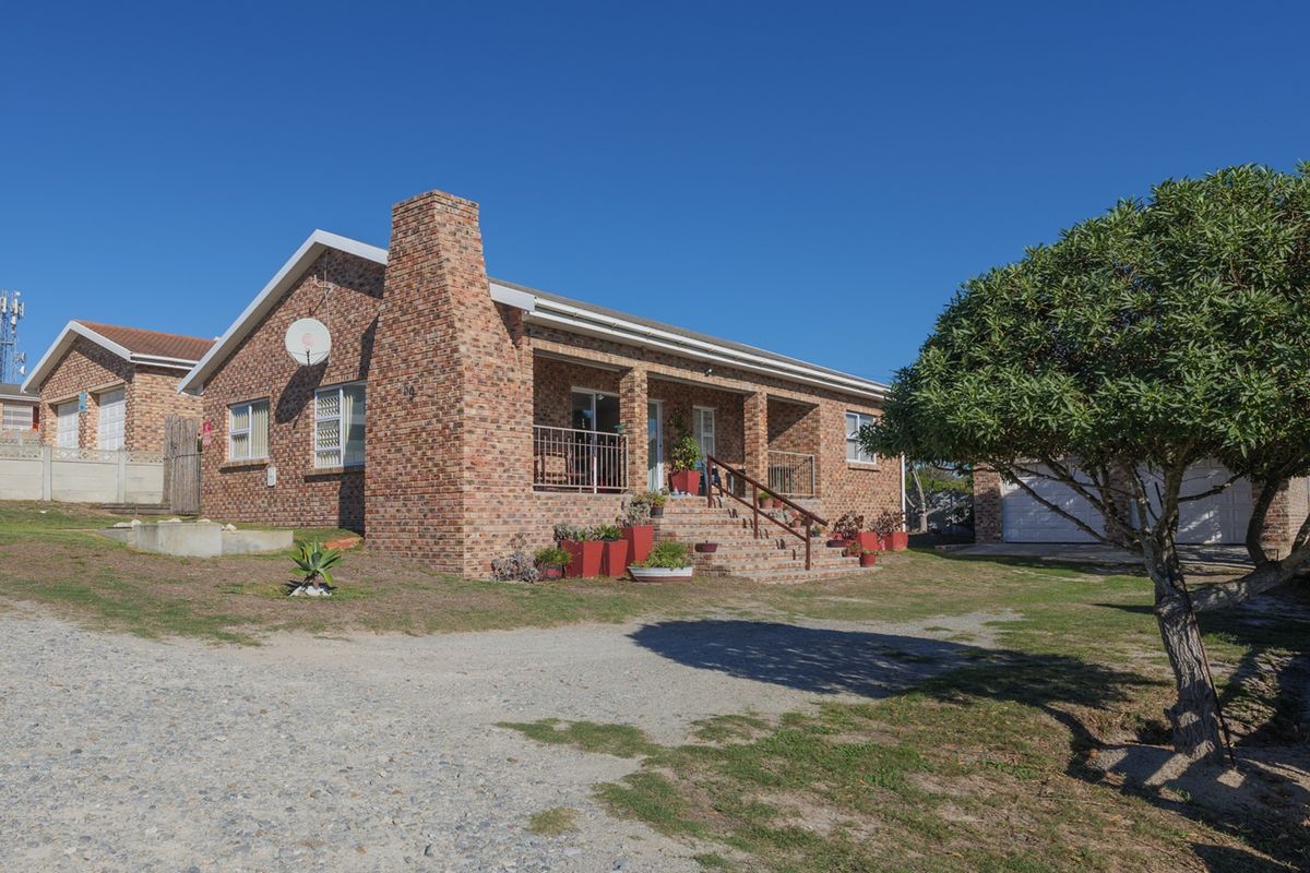 Coastal Comfort Meets Effortless Living in Struisbaai - Photo 2