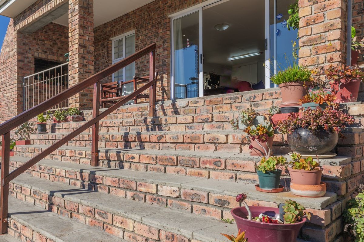 Coastal Comfort Meets Effortless Living in Struisbaai - Photo 4