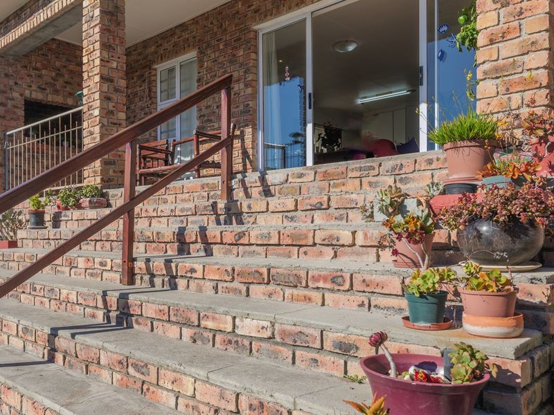 Coastal Comfort Meets Effortless Living in Struisbaai - Photo 4