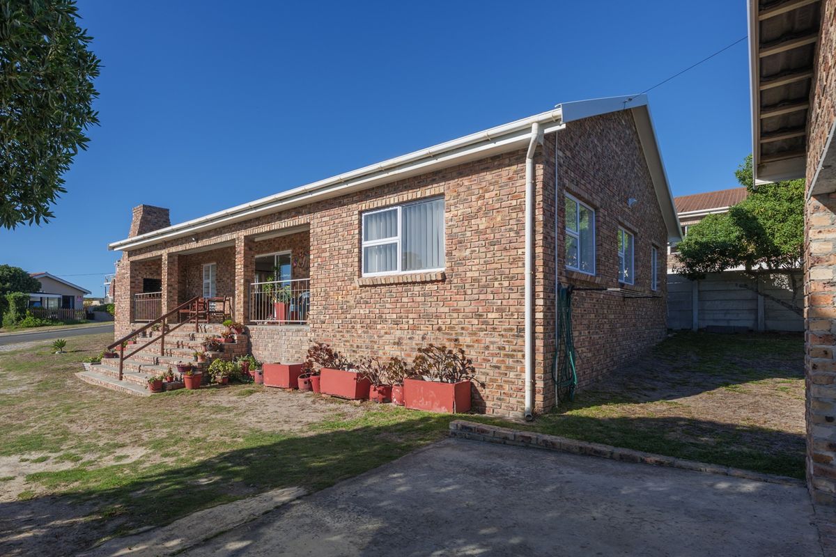 Coastal Comfort Meets Effortless Living in Struisbaai - Photo 3