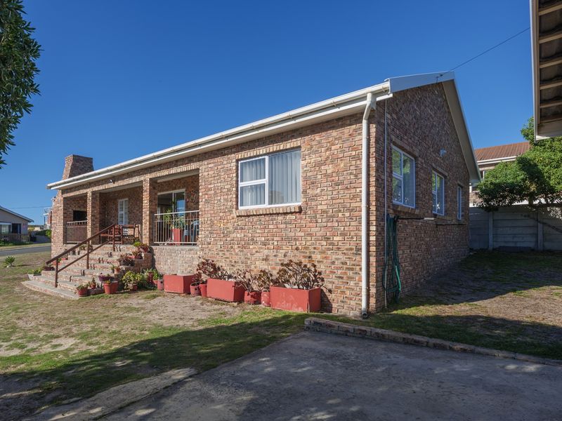 Coastal Comfort Meets Effortless Living in Struisbaai - Photo 3