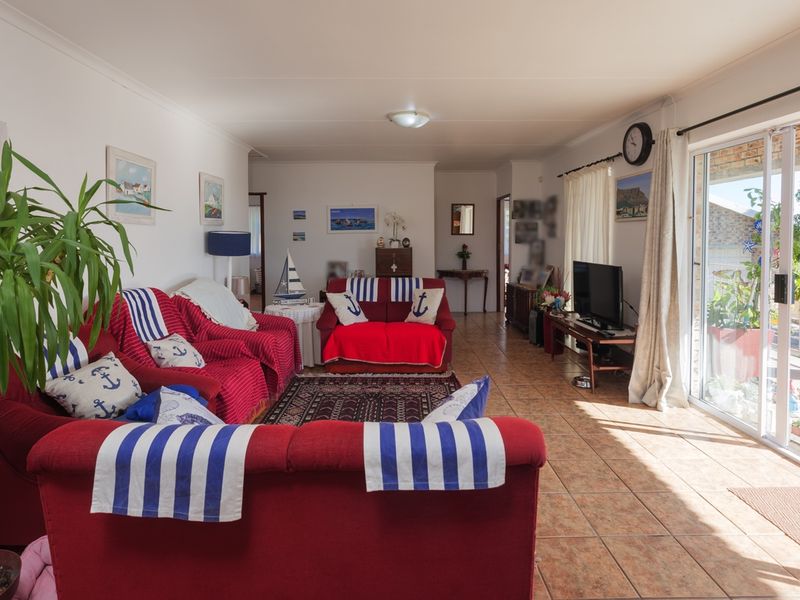 Coastal Comfort Meets Effortless Living in Struisbaai - Photo 10