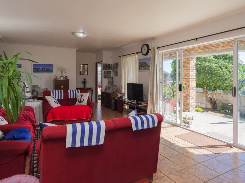 Coastal Comfort Meets Effortless Living in Struisbaai - Photo 9