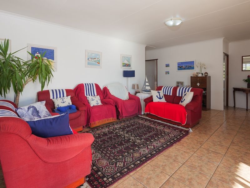 Coastal Comfort Meets Effortless Living in Struisbaai - Photo 8