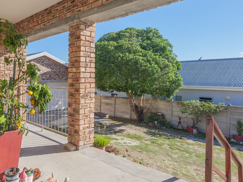 Coastal Comfort Meets Effortless Living in Struisbaai - Photo 6